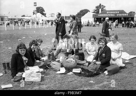 Le ragazze della scuola avente un pranzo a picnic al Royal Show in 1963 Foto Stock