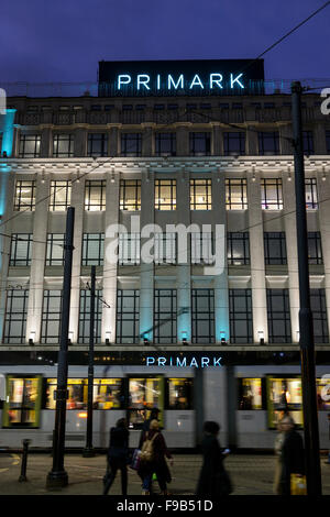 Primark in Piccadilly, Manchester di notte. Foto Stock