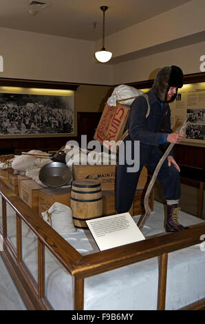 Visualizzerete di cibo e di attrezzature che uno 'stampeder" necessaria per il viaggio oltre la montagna per il Klondike, National Park Service Foto Stock