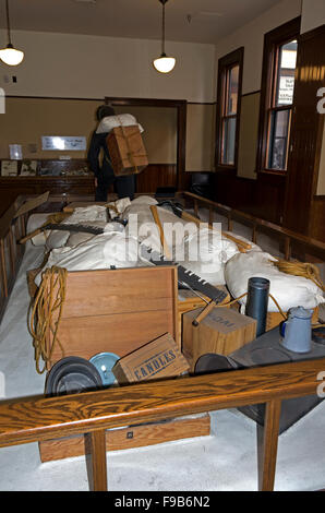 Visualizzerete di cibo e di attrezzature che uno 'stampeder" necessaria per il viaggio oltre la montagna per il Klondike, National Park Service Foto Stock