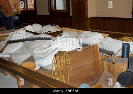 Visualizzerete di cibo e di attrezzature che uno 'stampeder" necessaria per il viaggio oltre la montagna per il Klondike, National Park Service Foto Stock