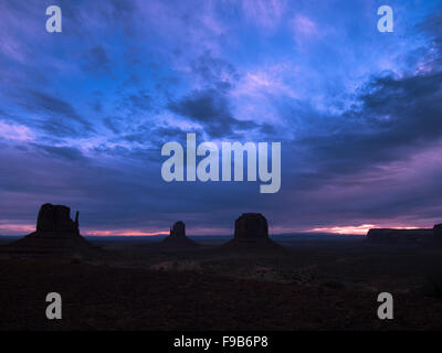 Alba rompe su Monument Valley National Monument. Foto Stock