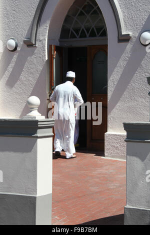 Uomini musulmani di entrare nella Moschea Shaffee nel Bo Kaap distretto di Cape Town Foto Stock