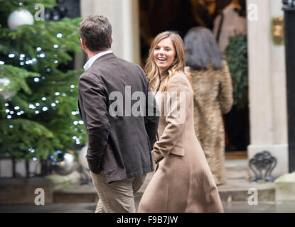 Londra, Regno Unito. 15 Dic, 2015. Geri Horner (nee Halliwell) e suo marito Christian esterno 10 di Downing Street per lo Starlight carità festa di Natale Credit: Ian Davidson/Alamy Live News Foto Stock