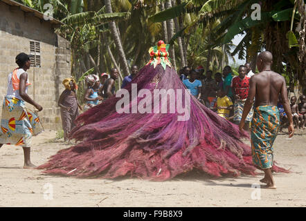 Zangbeto cerimonia in Heve-Grand Popo village, Benin Foto Stock