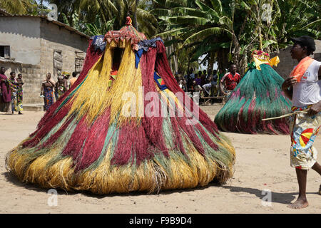 Zangbeto cerimonia in Heve-Grand Popo village, Benin Foto Stock