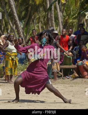 Uomo Bewigged dancing a Zangbeto cerimonia in Heve-Grand Popo village, Benin Foto Stock