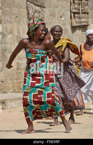 Fon donne ballare e cantare nel villaggio di Heve-Grand Popo, Benin Foto Stock