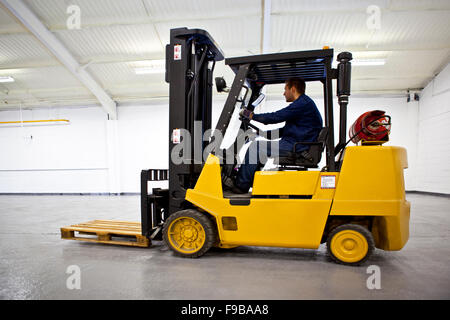 Carrello elevatore a forche in magazzino Foto Stock