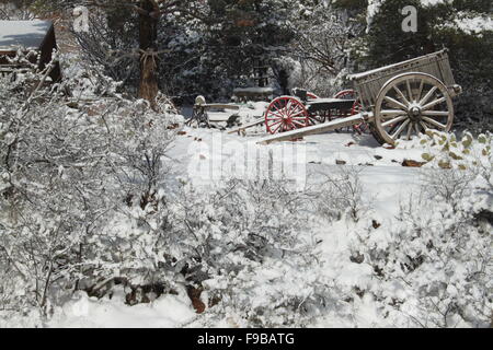 Carrello di legno nella neve a Sedona in Arizona USA Foto Stock