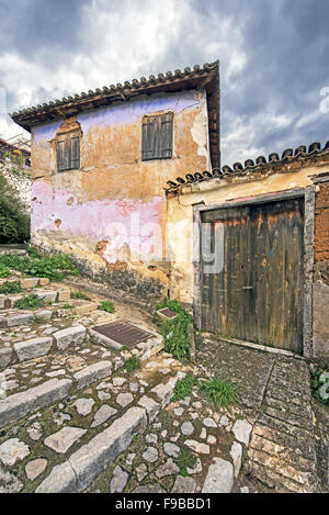 Un pittoresco viale acciottolato nella tradizionale e antica città di Amfissa nella regione Grecia FOCHIDA, GRECIA CENTRALE Foto Stock