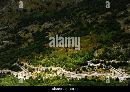 Montagna di avvolgimento strada asfaltata nella regione di Theth, l'Albania settentrionale Foto Stock