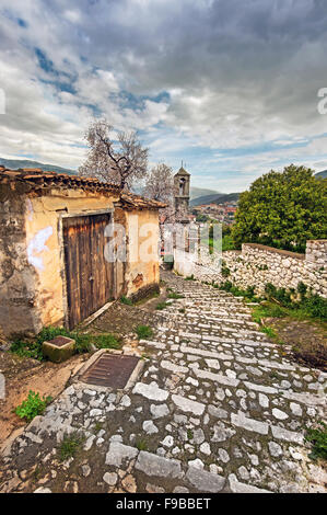 Un pittoresco viale acciottolato nella tradizionale e antica città di Amfissa nella regione Grecia FOCHIDA, GRECIA CENTRALE Foto Stock