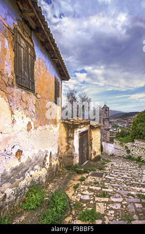 Un pittoresco viale acciottolato nella tradizionale e antica città di Amfissa nella regione Grecia FOCHIDA, GRECIA CENTRALE Foto Stock