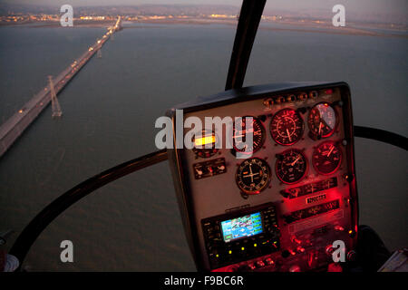 Volo in elicottero di notte su San Francisco Bay Foto Stock