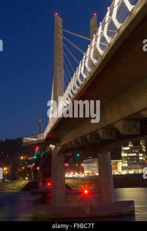 Tilikum Bridge crossing Portland o Foto Stock