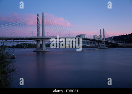 Tilikum Bridge crossing Portland o Foto Stock