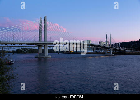 Tilikum Bridge crossing Portland o Foto Stock