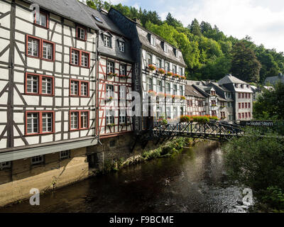 Vecchio semi-case con travi di legno sopra il fiume Rur nella città di Monschau / regione Eifel / Germania. Foto Stock