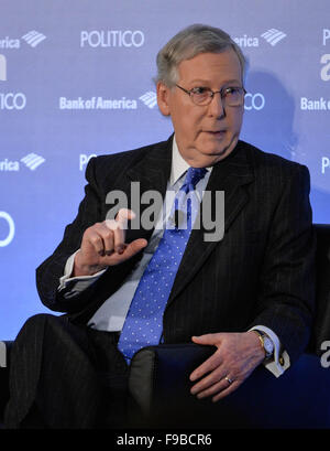 Washington, DC, Stati Uniti d'America. 15 Dic, 2015. Stati Uniti Il leader della maggioranza del senato Mitch McConnell parla durante un evento di colazione in Washington, DC, Stati Uniti, 15 dicembre 2015. Mitch McConnell martedì ha ribadito che l'amministrazione Obama non dovrebbe presentare il partenariato Trans-Pacific (TPP) commercio trattativa per il Congresso per l'approvazione fino a dopo il 2016 elezioni presidenziali. © Bao Dandan/Xinhua/Alamy Live News Foto Stock