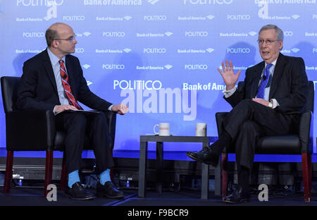 Washington, DC, Stati Uniti d'America. 15 Dic, 2015. Stati Uniti Il leader della maggioranza del senato Mitch McConnell (R) parla durante un evento di colazione in Washington, DC, Stati Uniti, 15 dicembre 2015. Mitch McConnell martedì ha ribadito che l'amministrazione Obama non dovrebbe presentare il partenariato Trans-Pacific (TPP) commercio trattativa per il Congresso per l'approvazione fino a dopo il 2016 elezioni presidenziali. © Bao Dandan/Xinhua/Alamy Live News Foto Stock