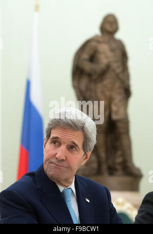 Mosca, Russia. 15 Dic, 2015. Stati Uniti Il segretario di Stato John Kerry reagisce durante un incontro con il presidente russo Vladimir Putin al Cremlino di Mosca, Russia, 15 dicembre 2015. Il presidente russo Vladimir Putin il Martedì si è incontrato con la visita NEGLI STATI UNITI Serectary di Stato John Kerry per discutere le varie questioni, tra cui la crisi siriana. Credito: Sputnik/Xinhua/Alamy Live News Foto Stock