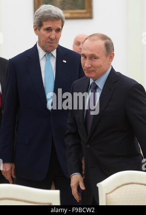 Mosca, Russia. 15 Dic, 2015. Il presidente russo Vladimir Putin (R) soddisfa con U.S. Il segretario di Stato John Kerry durante un incontro presso il Cremlino di Mosca, Russia, 15 dicembre 2015. Il presidente russo Vladimir Putin il Martedì si è incontrato con la visita NEGLI STATI UNITI Serectary di Stato John Kerry per discutere le varie questioni, tra cui la crisi siriana. Credito: Sputnik/Xinhua/Alamy Live News Foto Stock