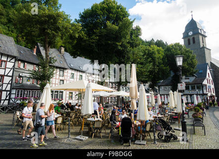 Turisti visitano i caffè all'aperto presso la piazza del mercato della città di Monschau / regione Eifel / Germania. Foto Stock