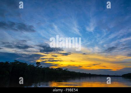 Bel tramonto sopra il fiume Javari nella foresta amazzonica in Brasile Foto Stock