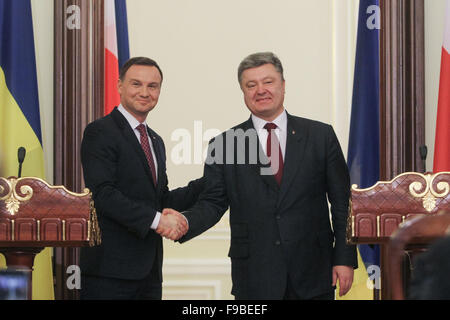 Kiev, Ucraina. 15 Dic, 2015. Presidente della Repubblica di Polonia Andrzej Duda (sinistra) e Petro Poroshenko (destra) dell'Ucraina handshake dopo aver dato una conferenza stampa per la sua prima visita ufficiale in Ucraina. Duda è arrivato in Ucraina per una visita ufficiale con incontri previsti con il Presidente Petro Poroshenko, Primo Ministro Arseniy Yatsenyuk e il portavoce del parlamento ucraino Volodymyr Groisman. © Sergii Kharchenko/Pacific Press/Alamy Live News Foto Stock