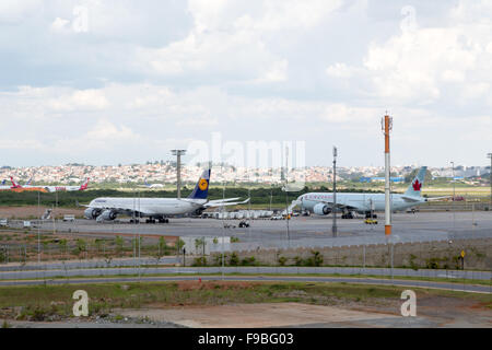 Lufthansa Airbus A340-642 di aeromobili (L) e Air Canada Boeing 777-333ER (R), l'Aeroporto Internazionale di Guarulhos, dall'Aeroporto di Cumbica, Sao Paulo, Brasile Foto Stock