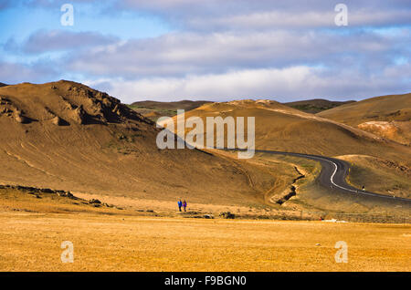 La strada attraverso Namafjall area geotermale est del Lago Myvatn Foto Stock