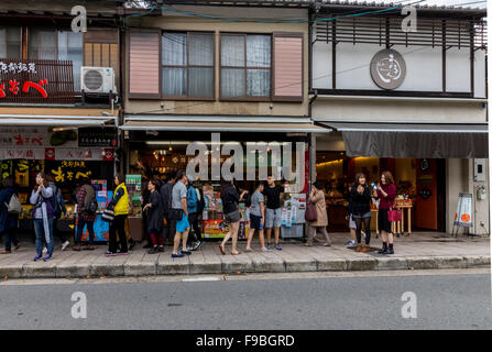 People shopping in Arashiyama nella prefettura di Kyoto in Giappone Foto Stock