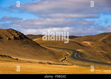 La strada attraverso Namafjall area geotermale est del Lago Myvatn Foto Stock