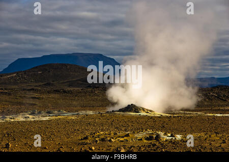 Attività geotermica a Namafjall area est del Lago Myvatn Foto Stock