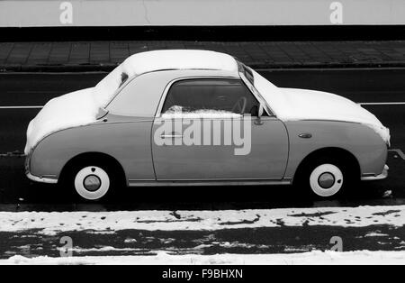 AJAXNETPHOTO. 2009. WORTHING, Inghilterra. - Auto retrò - NISSAN FIGARO coperto di neve. Foto:JONATHAN EASTLAND/AJAX Ref:G190502 471 Foto Stock