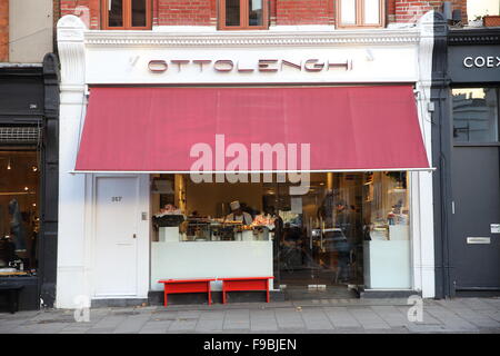 La famosa e rinomata sala da pranzo smart Yotam Ottolenghi ristorante, su Upper Street nel quartiere di Islington, North London, England, Regno Unito Foto Stock