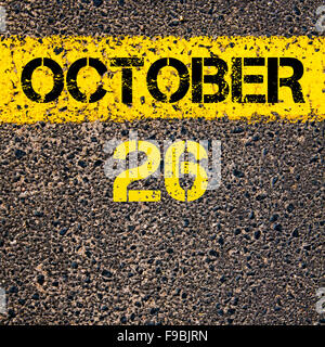 26 ottobre giorno di calendario scritto oltre la segnaletica stradale vernice gialla linea Foto Stock