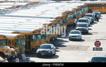 Los Angeles, California, USA. Il 15 dicembre, 2015. Gli scuolabus sono parcheggiate a Los Angeles Unified School District (LAUSD) Gardena garage a Los Angeles, Stati Uniti, 15 dicembre 2015. Tutte le scuole LAUSD rimarrà chiusa oggi in risposta per la segnalazione di una minaccia di attentato dinamitardo, scuole Soprintendente Ramon Cortines detto. La polizia ha detto che la minaccia è stata chiamata ad una scuola membro del consiglio di amministrazione. La minaccia è che coinvolgono gli zaini e pacchetti a sinistra al campus. Le chiusure applicate a tutti i campus LAUSD, circa 900 di essi. Credito: Xinhua/Alamy Live News Foto Stock