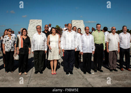 L'Avana, Cuba. 15 Dic, 2015. La visita Costa Rican Presidente Luis Guillermo Solis (C) e Cuba il Vice Ministro degli Esteri Rogelio Sierra (4 R) frequentano una ghirlanda cerimonia tenutasi al Mausoleo de Antonio Maceo in El Cacahual monumento, a l'Avana, Cuba, Dic 15, 2015. © Str/Xinhua/Alamy Live News Foto Stock