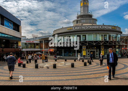 La gente fuori e circa in Queen Square nella città di Liverpool England Foto Stock