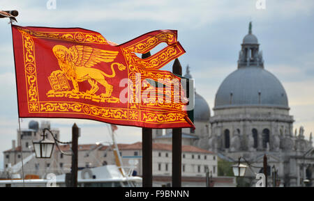 La Serenissima Repubblica di Venezia antica bandiera con Salute Basilica in background Foto Stock