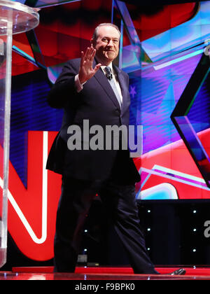 Las Vegas, NV, Stati Uniti d'America. 15 Dic, 2015. GOP candidato presidenziale, ex Arkansas Gov. Mike Huckabee prende il palco durante la CNN repubblicano dibattito presidenziale al Venetian hotel-casinò di Las Vegas il 15 dicembre 2015. Foto: Bizuayehu Tesfaye/ZUMA Premere Credito: Bizuayehu Tesfaye/ZUMA filo/Alamy Live News Foto Stock