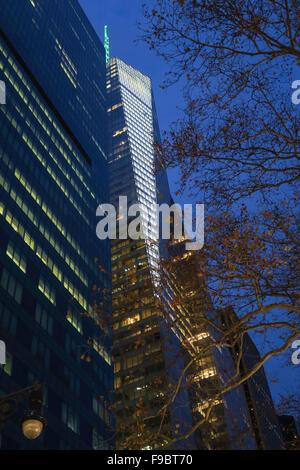 Uno Bryant Park, Bank of America edificio al crepuscolo, 42nd Street e Sixth Avenue, New York Foto Stock