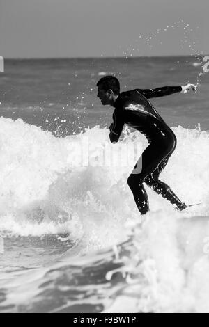 2015 .surf .broadstairs. muta, long board, verde mare, est , bassa marea ,hot gonfiarsi ,l'uomo soffre ,surf ,wave ,l'acqua Foto Stock