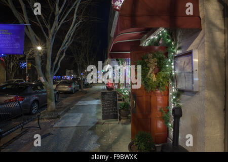 Negozi e ristoranti di Farnsworth Avenue, Bordentown decorato per il Natale. Foto Stock