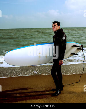 Surf, in Broadstairs 7ft long board uomo nella muta Foto Stock