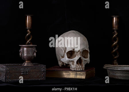 Ancora vita umana cranio horror set. Foto Stock