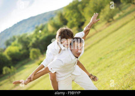 Padre e figlio giocare giochi divertenti insieme Foto Stock