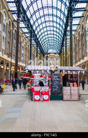 Natale al coperto le bancarelle del mercato in Hays Galleria, più London Southwark SE1 Foto Stock